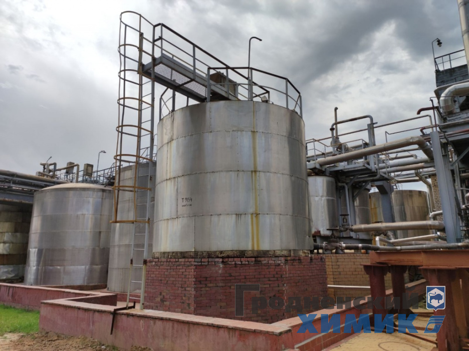 Переустановленная ёмкость поз. Т-9154 на капитальный фундамент.jpg